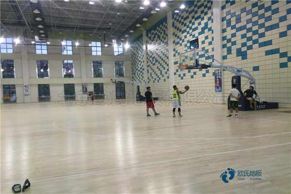 用什么籃球館地板廠家報價