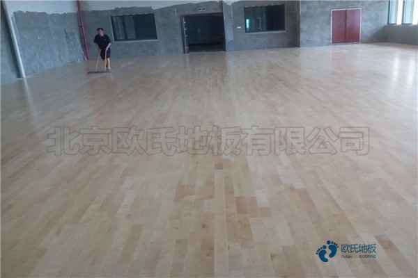 45度斜鋪龍骨運(yùn)動(dòng)體育木地板安裝公司