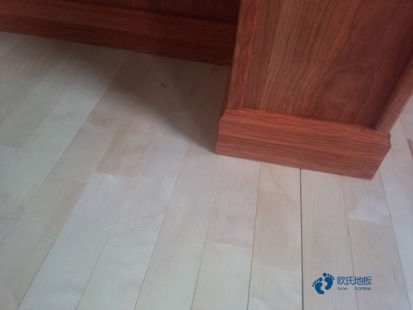 用什么運(yùn)動(dòng)體育木地板廠家報(bào)價(jià)