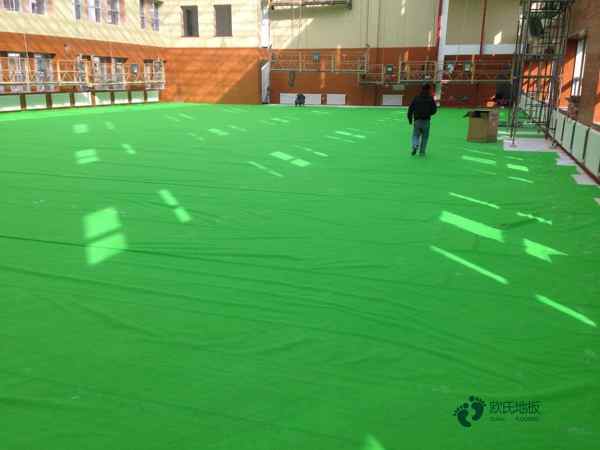 松木體育場地板保養