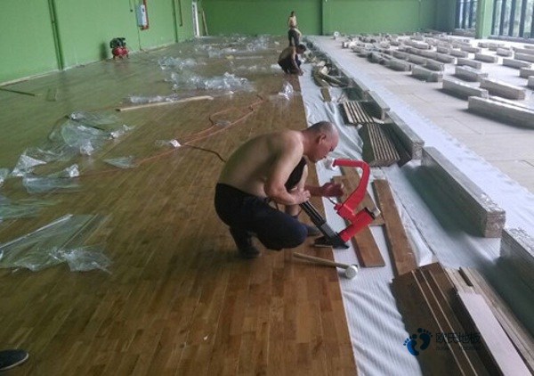 25厚運(yùn)動(dòng)場(chǎng)館木地板安裝公司