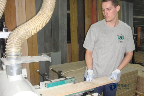 學(xué)校籃球場(chǎng)地地板哪種比較好