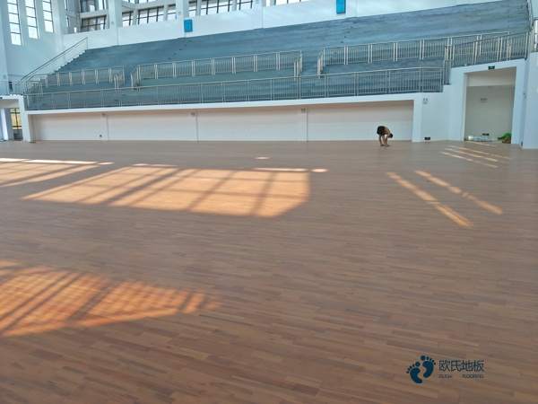 學?；@球場館木地板的回彈率