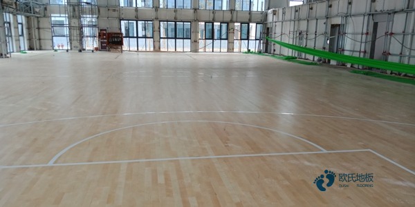 學?；@球場館木地板的回彈率