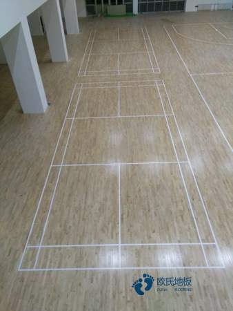 學校籃球場地板如何選