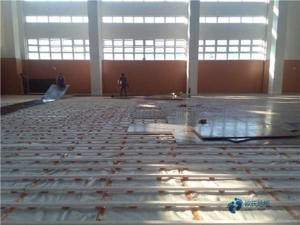 學?；@球場木地板用哪種好