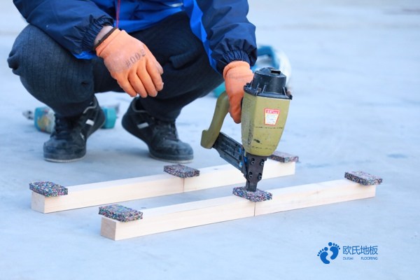 學校籃球場地地板施工方案