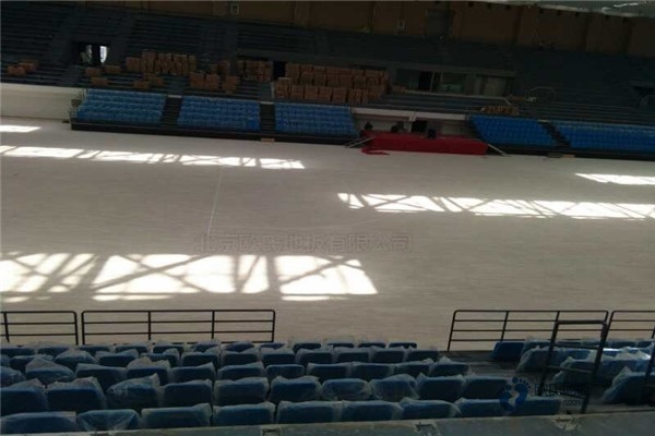 學校籃球場地木地板施工隊