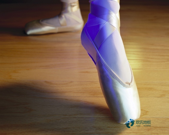 學校籃球場館木地板哪種好