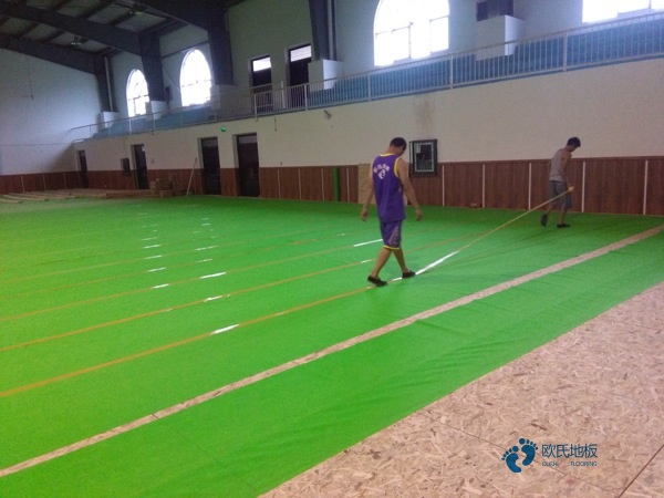 學校籃球場地木地板適宜溫度