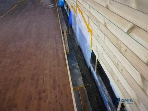 學?；@球場木地板哪種比較好