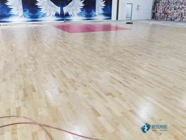 雙龍骨籃球場地地板如何保潔