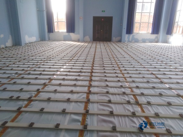 雙龍骨籃球場地地板如何保潔