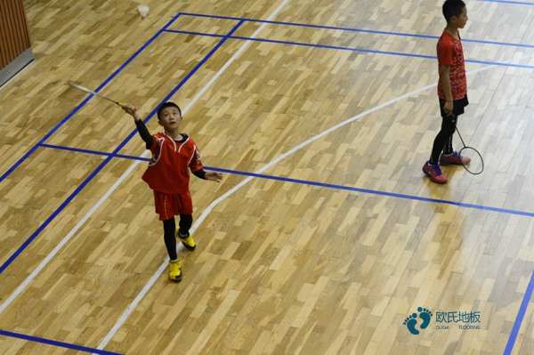 學校籃球場館木地板的功能