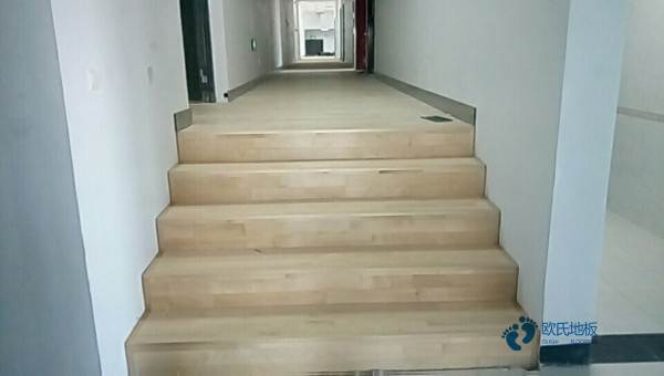 學校籃球場木地板的生產線