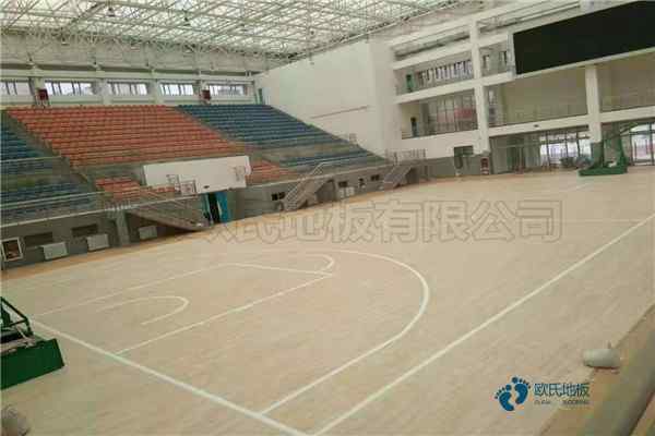 學校籃球場地地板用什么材料好