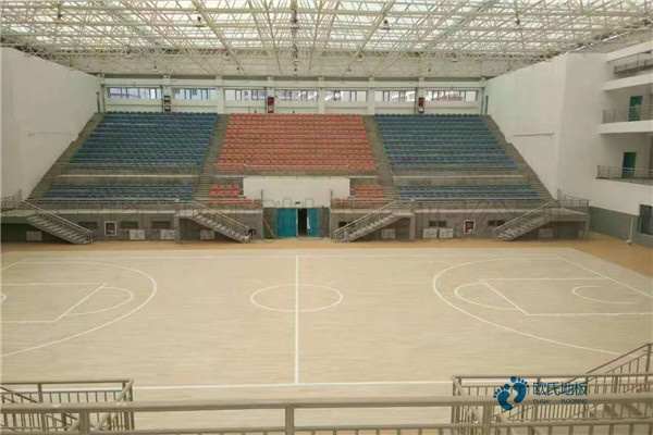 學校籃球場地地板用什么材料好