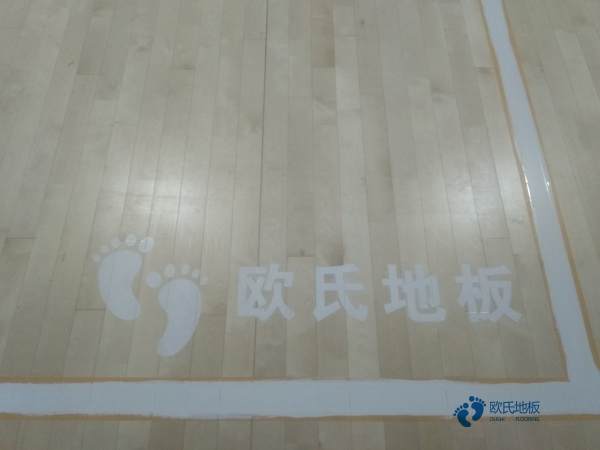 學校籃球館地板的性能