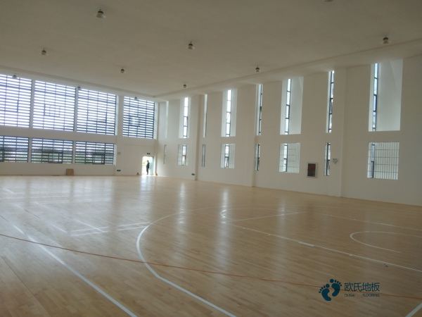 學?；@球運動地板施工團隊
