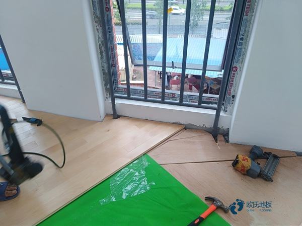 運(yùn)動(dòng)籃球木地板牌子2