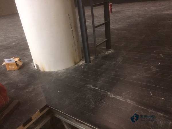 籃球場地木地板哪有3