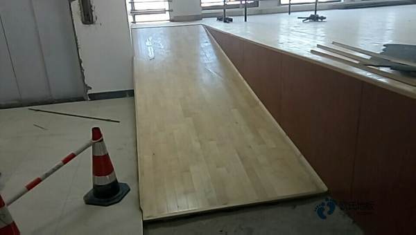 學校籃球館木地板的變形量3