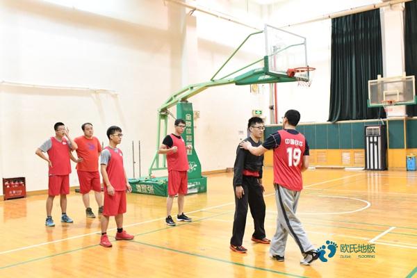 質(zhì)量好體育場地地板施工團(tuán)隊1