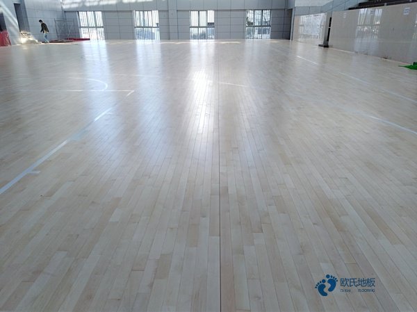 學?；@球場地地板哪種好些1